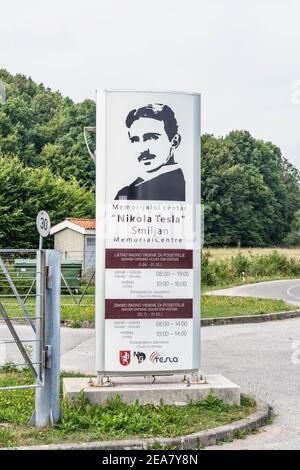 Smiljan, Kroatien - 12. Aug 2020: Eintrittsschild des Nikola Tesla Memorial Centers im Sommer Stockfoto