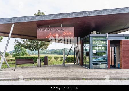 Smiljan, Kroatien - 12. Aug 2020: Kasse des Nikola Tesla Memorial Center Stockfoto