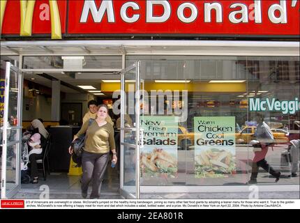 2/3 der Amerikaner sind übergewichtig oder fettleibig. McDonald's sprang auf eine gesunde Lebensweise Zug, so viele andere Fast-Food-Giganten durch die Annahme einer schlankeren Menü für diejenigen, die es wollen. Getreu den goldenen Bögen bietet McDonald's jetzt eine glückliche Mahlzeit für Mama und Papa, die einen Salat, Mineralwasser und einen Preis beinhaltet. MC Donald's in New York am 22. April 2004. Foto von Antoine CAU/ABACA. Stockfoto