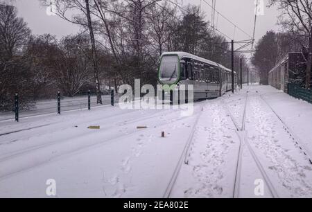 In Hannover (Deutschland) entgleiste bei schneebedecktem Wetter eine Straßenbahn Stockfoto