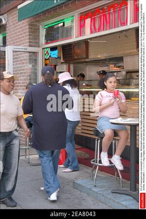 2/3 der Amerikaner sind übergewichtig oder fettleibig. McDonald's sprang auf eine gesunde Lebensweise Zug, so viele andere Fast-Food-Giganten durch die Annahme einer schlankeren Menü für diejenigen, die es wollen. Getreu den goldenen Bögen bietet McDonald's jetzt eine glückliche Mahlzeit für Mama und Papa, die einen Salat, Mineralwasser und einen Preis beinhaltet. MC Donald's in New York am 22. April 2004. Foto von Antoine CAU/ABACA. Stockfoto