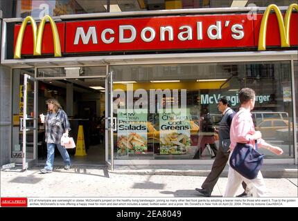 2/3 der Amerikaner sind übergewichtig oder fettleibig. McDonald's sprang auf eine gesunde Lebensweise Zug, so viele andere Fast-Food-Giganten durch die Annahme einer schlankeren Menü für diejenigen, die es wollen. Getreu den goldenen Bögen bietet McDonald's jetzt eine glückliche Mahlzeit für Mama und Papa, die einen Salat, Mineralwasser und einen Preis beinhaltet. MC Donald's in New York am 22. April 2004. Foto von Antoine CAU/ABACA. Stockfoto