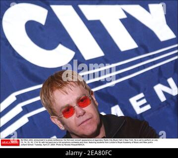Sir Elton John kündigte in einer Pressekonferenz seinen ersten Konzertauftritt in der legendären Radio City Music Hall in New York an. Er wird am 13., 14., 15., 16., 17. Und 18. Juli mit seiner Band und einem vollen Symphonieorchester und Chor auftreten, mit Studenten der Londoner Royal Academy of Music und der New yorker Julliard School. Dienstag, 27. April 2004. Foto von Nicolas Khayat/ABACA. Stockfoto
