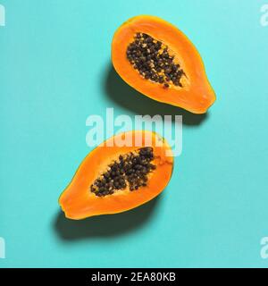 Papaya Fruchtscheiben auf blauem Hintergrund. Gesunde Ernährung flach legen Stockfoto