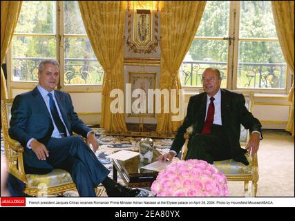 Der französische Präsident Jacques Chirac empfängt am 29. April 2004 den rumänischen Premierminister Adrian Nastase im Elysee-Palast. Foto von Hounsfield-Mousse/ABACA. Stockfoto