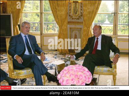 Der französische Präsident Jacques Chirac empfängt am 29. April 2004 den rumänischen Premierminister Adrian Nastase im Elysee-Palast. Foto von Hounsfield-Mousse/ABACA. Stockfoto