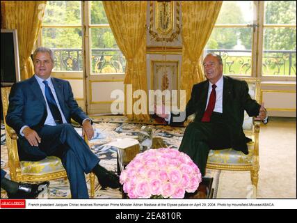 Der französische Präsident Jacques Chirac empfängt am 29. April 2004 den rumänischen Premierminister Adrian Nastase im Elysee-Palast. Foto von Hounsfield-Mousse/ABACA. Stockfoto