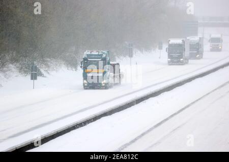 firo: 08.02.2021 Trotz Fahrverbot für LKWs, LKWs, LKWs, LKWs wurden am Dienstag an der Autobahnausfahrt DV o lmen tief Tristan fegt über Deutschland A43 gesehen. Westfalen, Winter IN DvúLMEN der böse Riese hat weltweit seinen Einsatz eingeschlagen Stockfoto