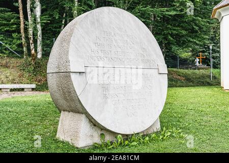 Smiljan, Kroatien - 12. Aug 2020: Steininschrift vor dem Geburtsort von Nikola Tesla Stockfoto