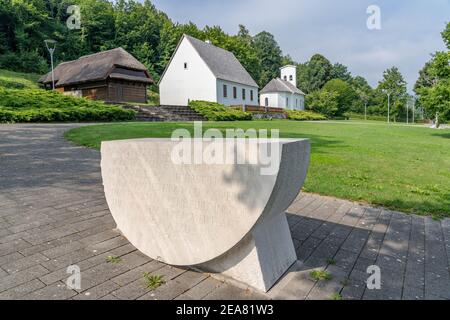 Smiljan, Kroatien - 12. Aug 2020: Steininschrift vor dem Geburtsort von Nikola Tesla Stockfoto