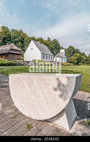 Smiljan, Kroatien - 12. Aug 2020: Steininschrift vor dem Geburtsort von Nikola Tesla Stockfoto