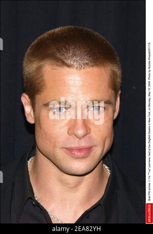 Brad Pitt kommt zur Premiere von Troy, die am Montag, den 10. Mai 2004, im Ziegfeld Theater in New York stattfand. Foto von Nicolas Khayat/ABACA. Stockfoto