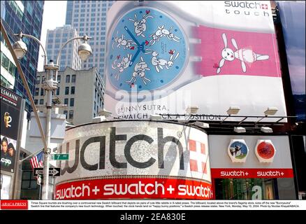 Times Square Touristen erröten über eine umstrittene neue Swatch Plakatwand, die sechs Paare von niedlichen kleinen Kaninchen in X-bewerteten Posen darstellt. Die Plakatwand, die sich über dem Flagship-Store der Marke befindet, startet die neue Bunnysutra Swatch-Linie, die die neue Touch-Technologie des Unternehmens bietet. Wenn sie berührt werden, landen die Uhrzeiger auf glücklichen Hasenpositionen, heißt es in einer Pressemitteilung von Swatch. New York, Montag, 10. Mai 2004. Foto von Nicolas Khayat/ABACA. Stockfoto