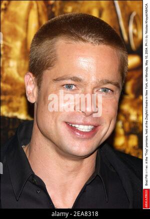 Brad Pitt kommt zur Premiere von Troy, die am Montag, den 10. Mai 2004, im Ziegfeld Theater in New York stattfand. Foto von Nicolas Khayat/ABACA. Stockfoto