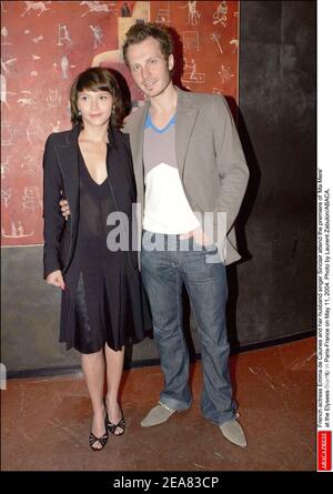 Die französische Schauspielerin Emma de Caunes und ihr Ehemann Sänger Sinclair besuchen die Premiere von "Ma Mere" am 11. Mai 2004 im Elysees-Biarritz in Paris-Frankreich. Foto von Laurent Zabulon/ABACA. Stockfoto