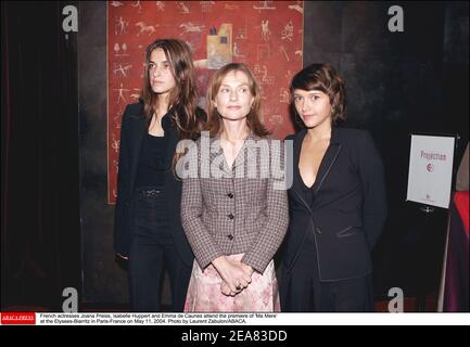 Die französischen Schauspielerinnen Joana Preiss, Isabelle Huppert und Emma de Caunes besuchen am 11. Mai 2004 die Premiere von "Ma Mere" im Elysees-Biarritz in Paris-Frankreich. Foto von Laurent Zabulon/ABACA. Stockfoto