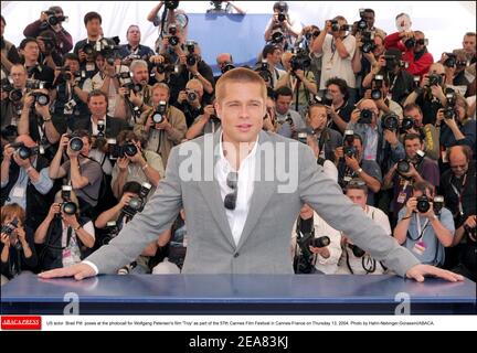 DER US-Schauspieler Brad Pitt posiert bei der Fotozelle für Wolfgang Petersens Film 'Troy' im Rahmen der Filmfestspiele von Cannes 57th in Cannes-Frankreich am Donnerstag, den 13. Mai 2004. Foto von Hahn-Nebinger-Gorassini/ABACA. Stockfoto