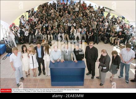 Schauspieler aus Wolfgang Petersens Film "Troy" posieren auf der Fotoschau im Rahmen der Filmfestspiele von Cannes 57th in Cannes-Frankreich am Donnerstag, den 13. Mai 2004. Foto von Hahn-Nebinger-Gorassini/ABACA. Stockfoto