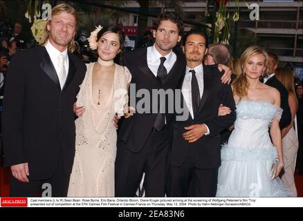 Besetzung (L bis R) Sean Bean, Rose Byrne, Eric Bana, Orlando Bloom, Diane Kruger bei der Vorstellung von Wolfgang Petersens Film "Troy", der am Donnerstag, den 13. Mai 2004, bei den Filmfestspielen von Cannes 57th in Cannes-Frankreich außer Konkurrenz gezeigt wurde. Foto von Hahn-Nebinger-Gorassini/ABACA. Stockfoto