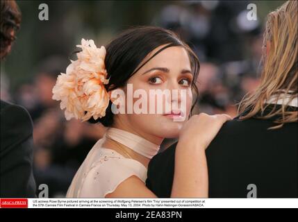 DIE US-Schauspielerin Rose Byrne stellte vor, wie sie am Donnerstag, den 13. Mai 2004, bei der Vorführung von Wolfgang Petersens Film "Troy" bei den Filmfestspielen von Cannes 57th in Cannes-Frankreich aus dem Wettbewerb herauskam. Foto von Hahn-Nebinger-Gorassini/ABACA. Stockfoto