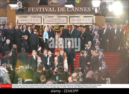 DER US-Schauspieler Brad Pitt und seine Frau Schauspielerin Jennifer Aniston haben sich am Donnerstag, den 13. Mai 2004, bei der Vorführung von Wolfgang Petersens Film "Troy" im Rahmen der Filmfestspiele von Cannes 57th in Cannes-Frankreich vorgestellt. Foto von Hahn-Nebinger-Gorassini/ABACA. Stockfoto