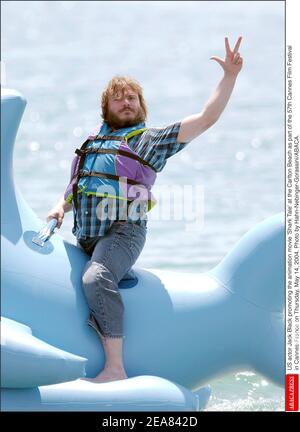 DER US-Schauspieler Jack Black wirbt für den Animationsfilm 'Shark Tale' am Carlton Beach im Rahmen der Filmfestspiele von Cannes 57th in Cannes-Frankreich am Donnerstag, den 14. Mai 2004. Foto von Hahn-Nebinger-Gorassini/ABACA. Stockfoto