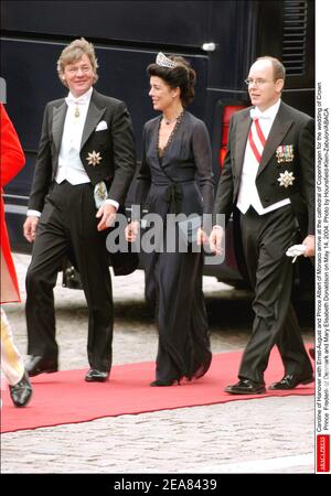 Prinzessin Caroline von Monaco mit ihrem Ehemann Prinz Ernst-August von Hannover und Prinz Albert von Monaco kommen in der Kathedrale von Kopenhagen zur Hochzeit von Kronprinz Frederik von Dänemark und Maria Elisabeth Donaldson am 14. Mai 2004 an. Foto von Hounsfield-Klein-Zabulon/ABACA Stockfoto