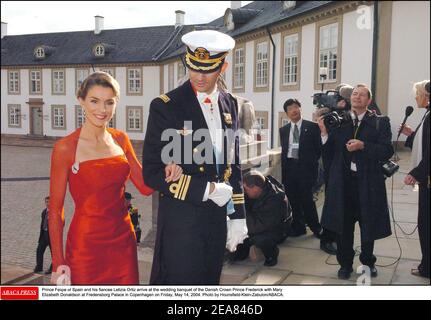 Prinz Felipe von Spanien und seine Verlobte Letizia Ortiz kommen am Freitag, den 14. Mai 2004, zum Hochzeitsbankett des dänischen Kronprinzen Frederik mit Mary Elizabeth Donaldson im Schloss Fredensborg in Kopenhagen an. Foto von Hounsfield-Klein-Zabulon/ABACA. Stockfoto