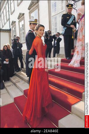 Prinz Felipe von Spanien und seine Verlobte Letizia Ortiz kommen am Freitag, den 14. Mai 2004, zum Hochzeitsbankett des dänischen Kronprinzen Frederik mit Mary Elizabeth Donaldson im Schloss Fredensborg in Kopenhagen an. Foto von Hounsfield-Klein-Zabulon/ABACA. Stockfoto