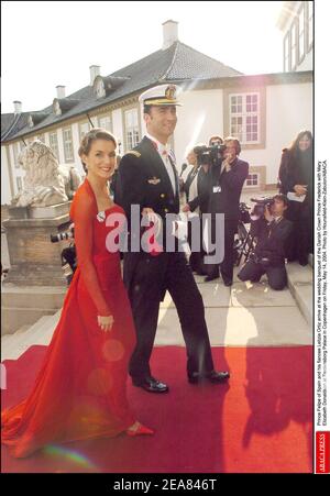Prinz Felipe von Spanien und seine Verlobte Letizia Ortiz kommen am Freitag, den 14. Mai 2004, zum Hochzeitsbankett des dänischen Kronprinzen Frederik mit Mary Elizabeth Donaldson im Schloss Fredensborg in Kopenhagen an. Foto von Hounsfield-Klein-Zabulon/ABACA. Stockfoto