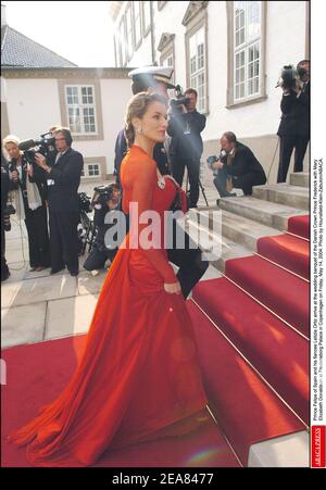 Prinz Felipe von Spanien und seine Verlobte Letizia Ortiz kommen am Freitag, den 14. Mai 2004, zum Hochzeitsbankett des dänischen Kronprinzen Frederik mit Mary Elizabeth Donaldson im Schloss Fredensborg in Kopenhagen an. Foto von Hounsfield-Klein-Zabulon/ABACA. Stockfoto