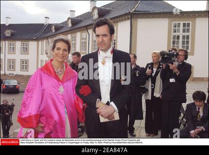 Die kleine Elena von Spanien und ihr Ehemann Jaime de Marichalar kommen am Freitag, den 14. Mai 2004, zum Hochzeitsbankett des dänischen Kronprinzen Frederik mit Mary Elizabeth Donaldson im Schloss Fredensborg in Kopenhagen an. Foto von Hounsfield-Klein-Zabulon/ABACA. Stockfoto