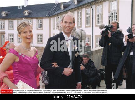 Prinz Edward von England und Prinzessin Sophie Rhys-Jones treffen am freitag, den 14. Mai 2004, beim Hochzeitsbankett des dänischen Kronprinzen Frederik mit Mary Elisabeth Donaldson im Schloss Fredensborg in Kopenhagen ein.Foto von Hounsfield-Klein-Zabulon/ABACA Stockfoto