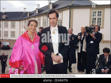 Die kleine Elena von Spanien und ihr Ehemann Jaime de Marichalar kommen am Freitag, den 14. Mai 2004, zum Hochzeitsbankett des dänischen Kronprinzen Frederik mit Mary Elizabeth Donaldson im Schloss Fredensborg in Kopenhagen an. Foto von Hounsfield-Klein-Zabulon/ABACA. Stockfoto