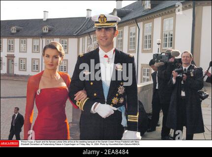 Prinz Felipe von Spanien und seine Verlobte Letizia Ortiz kommen am Freitag, den 14. Mai 2004, zum Hochzeitsbankett des dänischen Kronprinzen Frederik mit Mary Elizabeth Donaldson im Schloss Fredensborg in Kopenhagen an. Foto von Hounsfield-Klein-Zabulon/ABACA. Stockfoto
