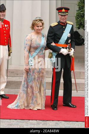 Großherzog Henri von Luxemburg und seine Frau Maria Teresa kommen am Freitag, den 14. Mai 2004, zur Hochzeit von Kronprinz Frederik von Dänemark und der australischen Bürgerin Mary Elisabeth Donaldson in die Kathedrale unserer Lieben Frau von Kopenhagen. Foto von Hounsfield-Klein-Zabulon/ABACA Stockfoto
