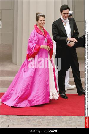 Infante Elena von Spanien und ihr Ehemann Jaime de Marichalar kommen am Freitag, den 14. Mai 2004, zur Hochzeit von Kronprinz Frederik von Dänemark und der australischen Bürgerin Mary Elisabeth Donaldson in die Kathedrale unserer Lieben Frau von Kopenhagen. Foto von Hounsfield-Klein-Zabulon/ABACA Stockfoto