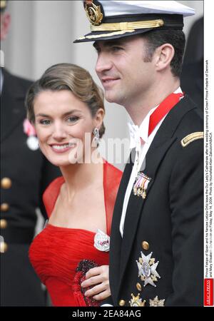 Prinz Felipe von Spanien und seine Verlobte Letizia Ortiz verlassen die Kathedrale unserer Lieben Frau nach der Trauung von Kronprinz Frederik von Dänemark und Maria Elisabeth Donaldson am Freitag, den 14. Mai 2004. Foto von Hounsfield-Klein-Zabulon/ABACA Stockfoto