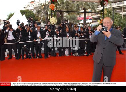 Der französische Fotograf und Filmemacher Raymond Depardon zeigte sich bei der Ankunft im Palais des Festivals für die Vorführung von Emir Kusturicas Film Life is a Miracle (Zivot je Cudo), der am Freitag, den 14. Mai 2004, beim Filmfestival von Cannes 57th in Cannes-Frankreich im Wettbewerb stattfand. Foto von Hahn-Nebinger-Gorassini. Stockfoto