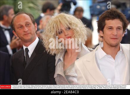 Die französische Schauspielerin und Regisseurin Zabou Breitman, flankiert von den Schauspielern Benoit Poelvoorde (L) und Guillaume Canet, die am Freitag, den 14. Mai, im Palais des Festivals für die Vorführung von Emir Kusturicas Film Life is a Miracle (Zivot je Cudo) im Wettbewerb der Filmfestspiele von Cannes 57th in Cannes-Frankreich eintrafen, 2004. Foto von Hahn-Nebinger-Gorassini. Stockfoto