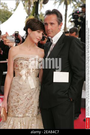 Die französischen Schauspieler Thierry Lhermitte und Elsa Zylberstein, die am 57th Freitag, den 14. Mai 2004 bei den Filmfestspielen von Cannes in Cannes in Cannes-Frankreich im Palais des Festivals für die Vorführung von Emir Kusturicas Film Life is a Miracle (Zivot je Cudo) eintrafen. Foto von Hahn-Nebinger-Gorassini. Stockfoto