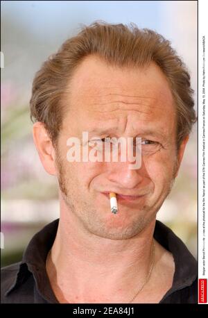 Der belgische Schauspieler Benoit Poelvoorde posiert am Samstag, den 15. Mai 2004, bei der Fotozelle für den Film "Narco" im Rahmen der Filmfestspiele von Cannes 57th in Cannes-Frankreich. Foto von Hahn-Nebinger-Gorassini/ABACA. Stockfoto