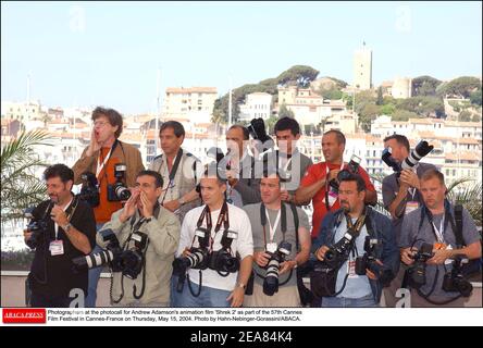 Fotografen beim Fotocall für Andrew Adamsons Animationsfilm 'Shrek 2' im Rahmen des Cannes Film Festival 57th in Cannes-Frankreich am Donnerstag, 15. Mai 2004. Foto von Hahn-Nebinger-Gorassini/ABACA. Stockfoto