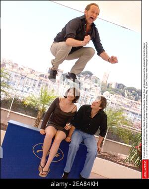 Die Schauspieler Benoit Poelvoorde, Zabou Breitman und Guillaume Canet (von links nach rechts) posieren bei der Fotozelle für den Film "Narco" im Rahmen der Filmfestspiele von Cannes 57th in Cannes-Frankreich am Samstag, den 15. Mai 2004. Foto von Hahn-Nebinger-Gorassini/ABACA. Stockfoto