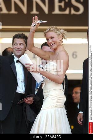 US-Schauspielerin Cameron Diaz im Bild Ankunft im Palais des Festivals für die Vorführung des Animationsfilms Shrek 2 im Wettbewerb auf der Cannes Film Festival 57th in Cannes-Frankreich, Samstag, 15. Mai 2004. Foto von Hahn-Nebinger-Gorassini/ABACA. Stockfoto