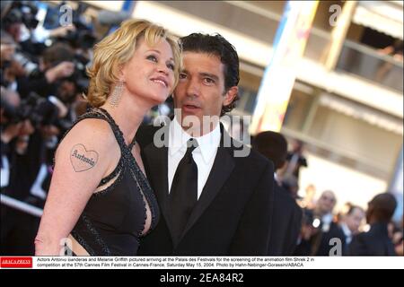 Die Schauspieler Antonio Banderas und Melanie Griffith kamen im Palais des Festivals zur Vorführung des Animationsfilms Shrek 2 im Wettbewerb bei den Filmfestspielen von Cannes 57th in Cannes-Frankreich am Samstag, den 15. Mai 2004 an. Foto von Hahn-Nebinger-Gorassini/ABACA Stockfoto