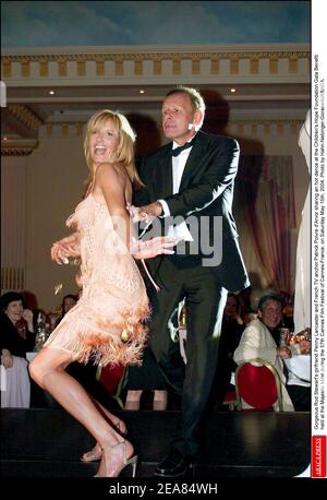 Die wunderschöne Freundin von Rod Stewart Penny Lancaster und der französische TV-Anker Patrick Poivre d'Arvor teilen sich einen heißen Tanz bei der Gala Benefit der Children's Hope Foundation, die am Samstag, den 15th. Mai 2004, im Majestic Hotel während der Filmfestspiele von Cannes 57th in Cannes-Frankreich stattfindet. Foto von Hahn-Nebinger-Gorassini/ABACA. Stockfoto