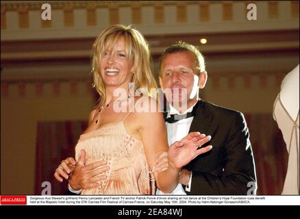 Die wunderschöne Freundin von Rod Stewart Penny Lancaster und der französische TV-Anker Patrick Poivre d'Arvor teilen sich einen heißen Tanz bei der Gala Benefit der Children's Hope Foundation, die am Samstag, den 15th. Mai 2004, im Majestic Hotel während der Filmfestspiele von Cannes 57th in Cannes-Frankreich stattfindet. Foto von Hahn-Nebinger-Gorassini/ABACA. Stockfoto