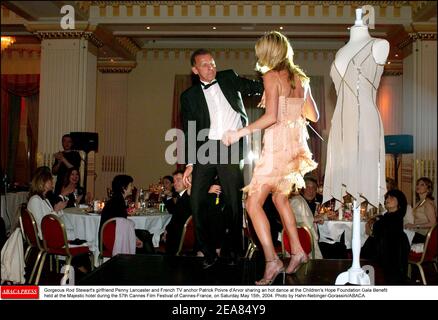 Die wunderschöne Freundin von Rod Stewart Penny Lancaster und der französische TV-Anker Patrick Poivre d'Arvor teilen sich einen heißen Tanz bei der Gala Benefit der Children's Hope Foundation, die am Samstag, den 15th. Mai 2004, im Majestic Hotel während der Filmfestspiele von Cannes 57th in Cannes-Frankreich stattfindet. Foto von Hahn-Nebinger-Gorassini/ABACA. Stockfoto