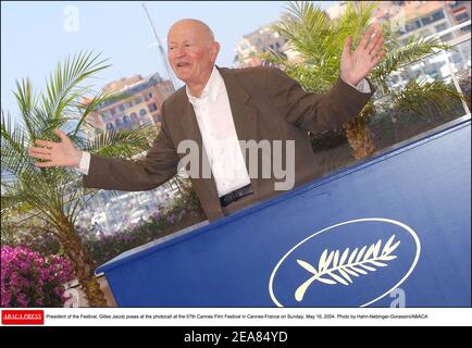 Präsident des Festivals, Gilles Jacob posiert bei der Fotozelle auf der Cannes Film Festival 57th in Cannes-Frankreich am Sonntag, 16. Mai 2004. Foto von Hahn-Nebinger-Gorassini/ABACA Stockfoto